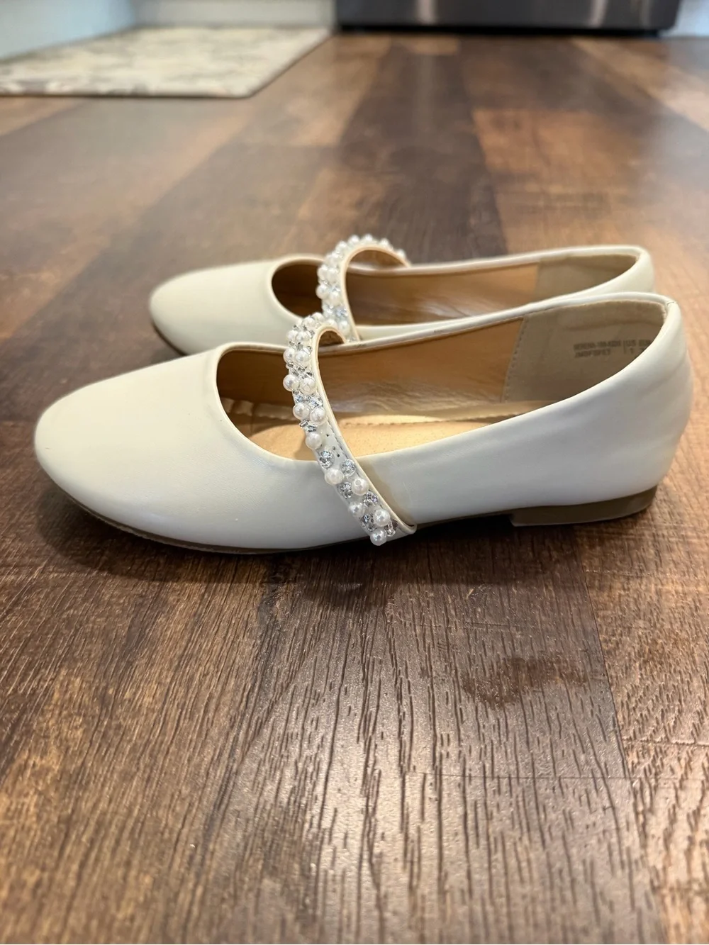 Dream pairs Girls White Pearl-Embellished Mary Jane Dress Shoes